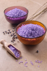 Obraz na płótnie Canvas Lavender cooking salt in glass decorative plate with wooden spoon