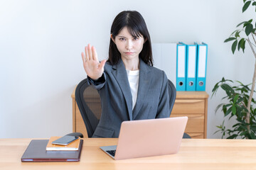 拒否をするビジネスマン