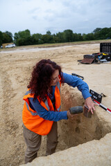 arch&eacute;ologue sur un chantier effectuant un pr&eacute;l&egrave;vement de terre