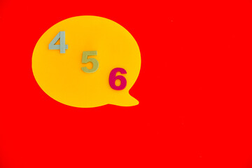 Lámina educativa con los números cuatro, cinco y seis sobre un fondo de color rojo. Espacio para componer y escribir. Vuelta al colegio. 