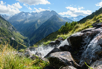 Quellwasser frisch sprudelnd und trinkfertig aus den Alpen 