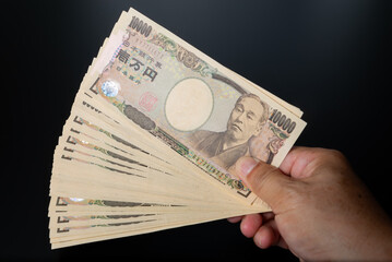 1万円札を持つ手