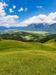Fototapeta na wymiar Blick vom Hohen Kranzberg auf das Karwendelgebirge und Estergebirge bei Mittenwald