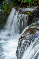 Chute d'eau dans une forêt