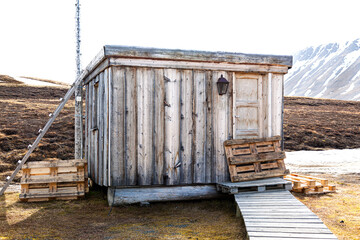 Cabaña de madera empleada como refugio del frio en el Archipiélago de Svalbard en el ártico.