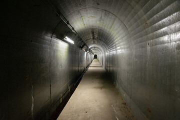 薄暗く奥深いトンネル