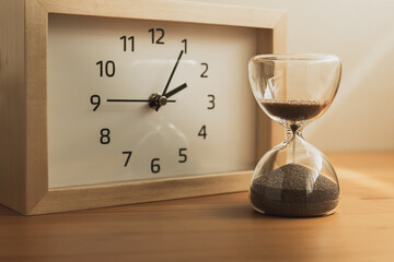砂時計と時計　時の流れ　期日