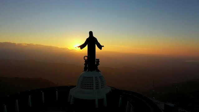 Monumento de Cristo Rey Jesucristo rey del universo en el cerro del cubilete en Guanajuato M&eacute;xico en un hermoso atardecer amanecer anochecer al aire libre al exterior sobre iglesia cat&oacute;lica