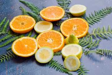 Rodajas de naranja y limón sobre hojas de helecho