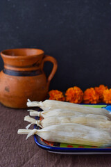 メキシコの伝統的なタマレスとアトーレ　死者の日のイメージで　Traditional Mexican Tamales (Tamal) and Atole, inspired by the Day of the Dead（Día de los muertos）