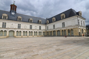 Naklejka premium Le château de Laval, vu de l'extérieur, ville de Laval, département de la Mayenne, France