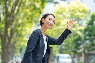 手を上げる女性