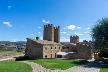 Fototapeta na wymiar vista de la muralla del cerco de Artajona en la comunidad foral de Navarra, España 