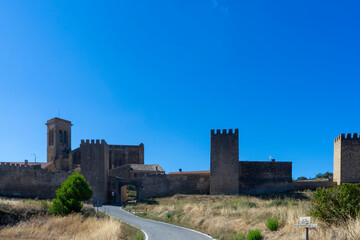 Fototapeta na wymiar vista de la muralla del cerco de Artajona en la comunidad foral de Navarra, España