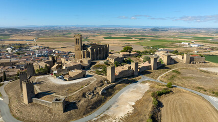vista aérea del hermoso cerco de Artajona en la comunidad foral de Navarra, España