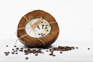 Naklejka premium Świeczka zapachowa kokos kawa na białym tle
