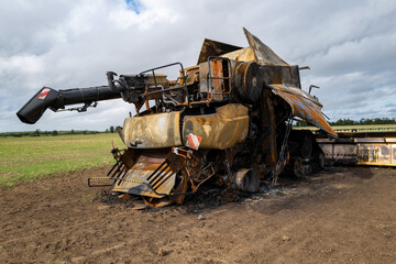 une moissonneuse batteuse détruite par le feu dans un champ de la campagne française en Europe
