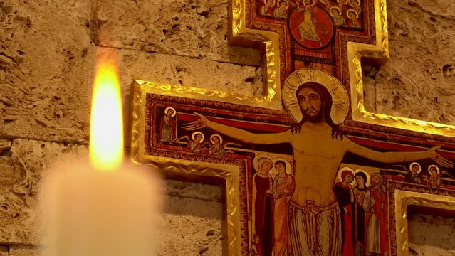 vela veladora con luz llama flama con Cristo de san Damian franciscano iglesia templo parroquia católico antiguo contemplando y meditando orando
