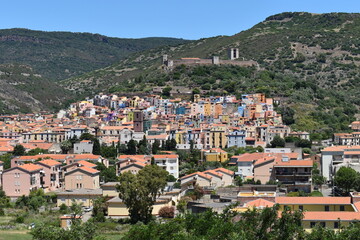 Fototapeta premium vue sur le village de Bosa en Sardaigne Italie