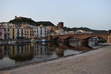village de Bosa et son ponte Vecchio en Sardaigne Italie