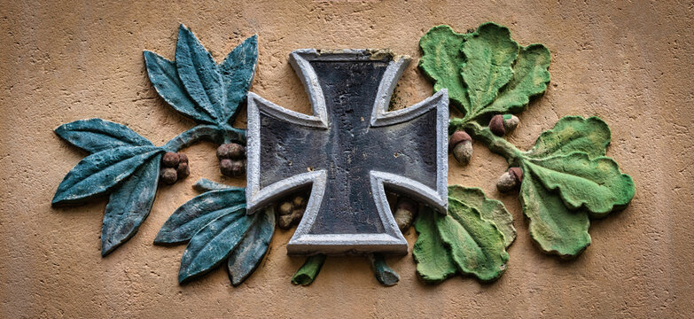 Taztenkreuz mit Lorbeerbl&auml;ttern und Eichenlaub