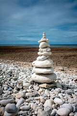 Fototapeta na wymiar Un empilement de galets en équilibre sur la plage de la côte rocheuse de l'île d'Oléron en Charente Maritime en France en Europe occidentale