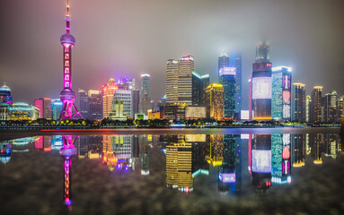 Fototapeta na wymiar night view of the shanghai waitan