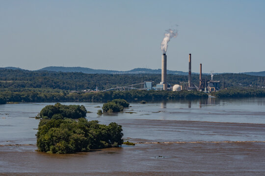 Brunner Island Steam Electric Plant on the Susquehanna River, Pennsylvania USA