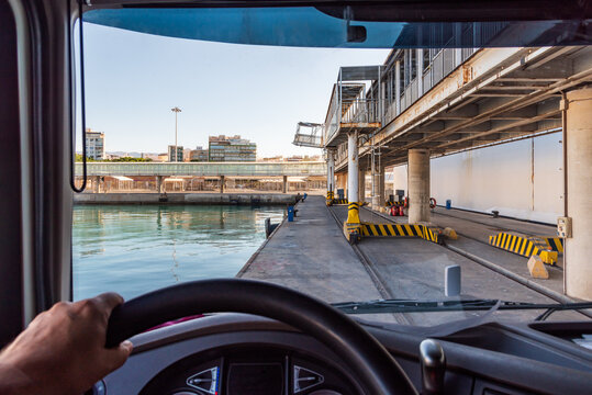 Truck leaving a dock in the port with the complications of the narrowness of the place.