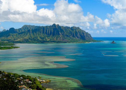 Landscape photograph of Kaneohe Bay from the Pu'u Ma'eli'eli Trail, Oahu, Hawaii.