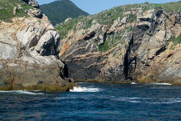Linda montanha rochosa a beira do mar e lindo céu azul, localizada na região de Cabo Frio, Rio de...