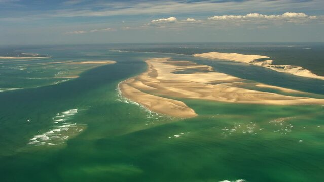 aerien de la dune du pilat avec banc d'arguin et bassin d'arcachon