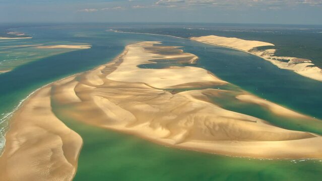 aerien de la dune du pilat avec banc d'arguin et bassin d'arcachon