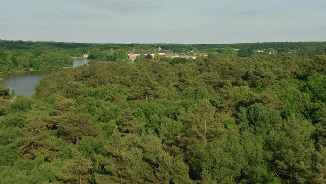 vue a&eacute;rienne d&eacute;couverte de Paimpont de l'&eacute;tang et de la for&ecirc;t de broceliande
