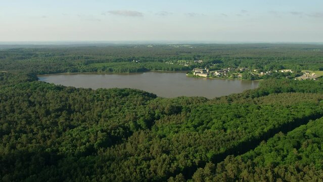 vue a&eacute;rienne de Paimpont de l'&eacute;tang et de la for&ecirc;t de broceliande
