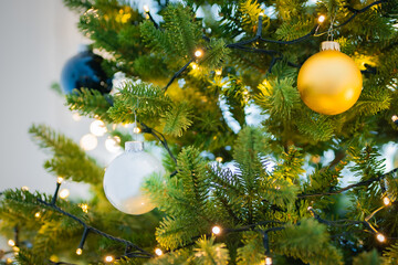 Obraz na płótnie Canvas Christmas tree with ornaments and lights