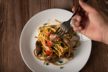 Tallarín Saltado: Fideos al wok con carne, verduras y un toque de salsa