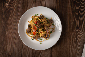 Tallarín Saltado con carne, verduras y un toque de salsa
