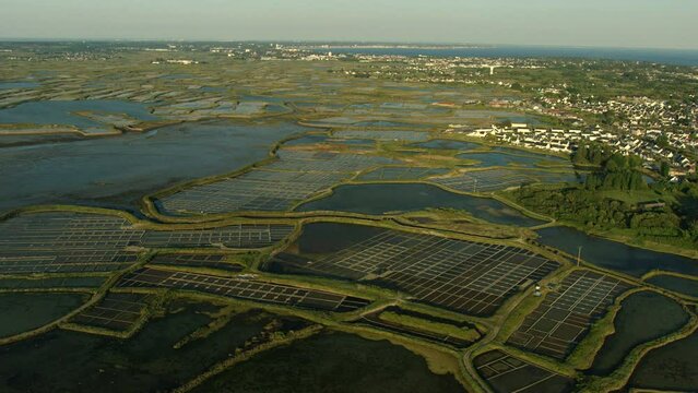 vue a&eacute;rienne de gu&eacute;rande et des marais salants
