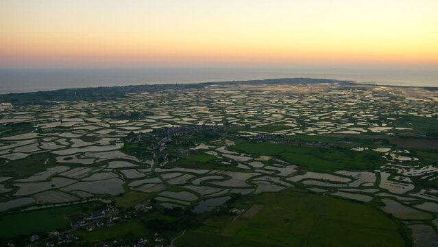 vue a&eacute;rienne large des mar&eacute;es salants de gu&eacute;rande ou couch&eacute; du soleil