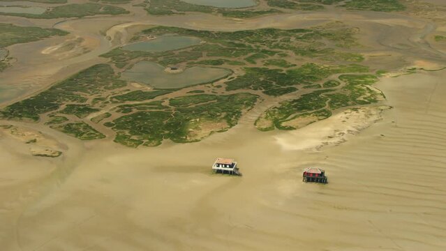 a&eacute;rien de l'&icirc;le aux oiseaux sur le bassin d'arcachon et cabanes tchanqu&eacute;es