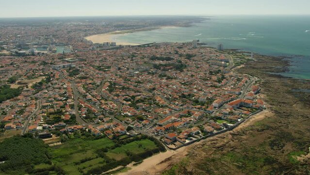 vue en h&eacute;licopt&egrave;re large des sables d'olonne