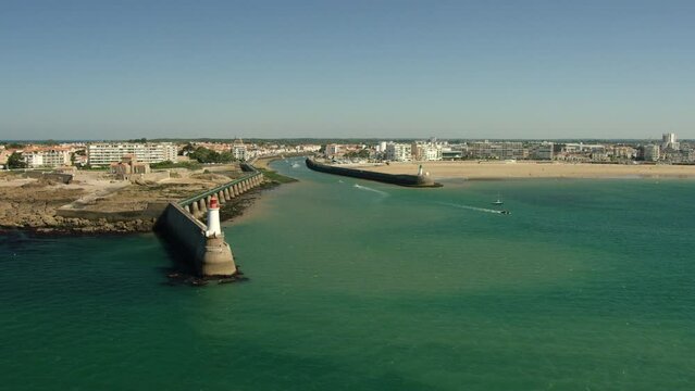 vue a&eacute;rienne des sables d'olonne avec son port et la ville