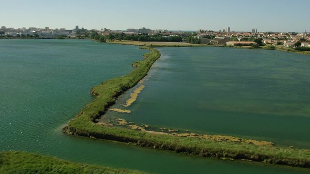 d&eacute;couverte a&eacute;rienne des sables d'olonne par le nord de la ville