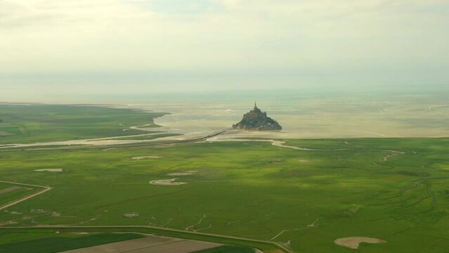 vue a&eacute;rienne de la baie du mont saint michel par mar&eacute;es basse aves les pr&eacute;s sal&eacute;s