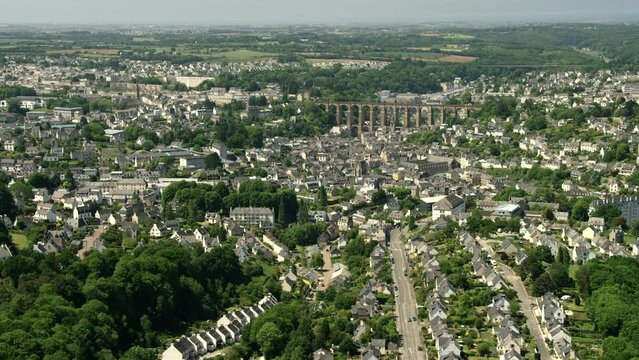 vue a&eacute;rienne de morlaix avec passage de train sur le viaduc