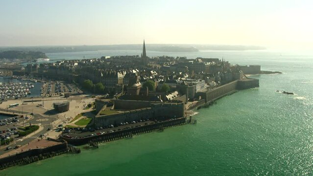 Saint Malo vue du ciel en contre jours