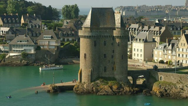 vue en mouvement sur la tour Solidor &agrave; Saint Malo