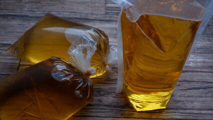 Cooking oil. Bulk cooking oil vs Packaged cooking oil. Minyak goreng curah vs kemasan.
