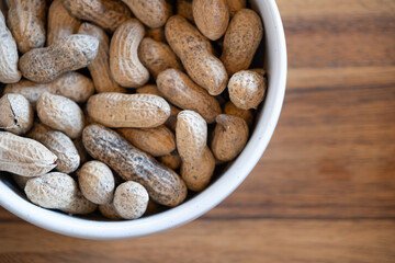 bowl of peanuts with shells ready to eat